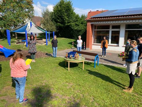 Elternvertreter und Vertreterinnen bedanken sich beim Kindergartenteam und überreichen ein kleines individuelles Geschenk  an ALLE Erzieherinnen, Praktikanten, Reinigungskräfte und weitere Mitarbeitende.